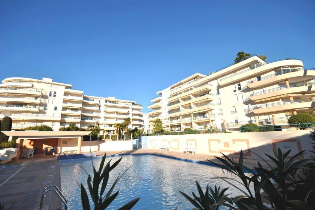 T2 Climatise A 5 Minutes A Pied De La Plage Avec Parking, Piscine Et Wifi Fréjus 외부 사진